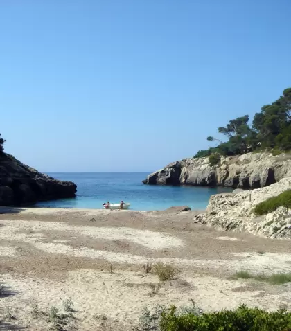 Una de las calas de Menorca, donde junio ya invita a meterse al mar.