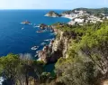 Costa catalana en junio con playas tranquilas y ambiente mediterr�neo antes del verano fuerte.