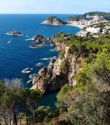 Costa catalana en junio con playas tranquilas y ambiente mediterr�neo antes del verano fuerte.