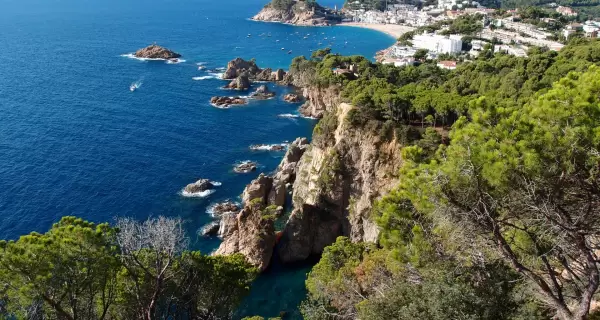 Costa catalana en junio con playas tranquilas y ambiente mediterr�neo antes del verano fuerte.