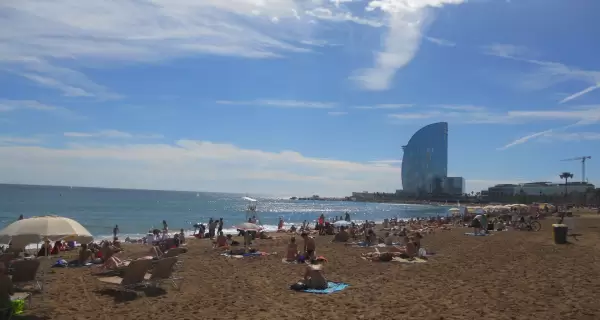 Playa de Barcelona en junio, con ambiente de verano y una ciudad todav�a m�s disfrutable que en pleno julio.