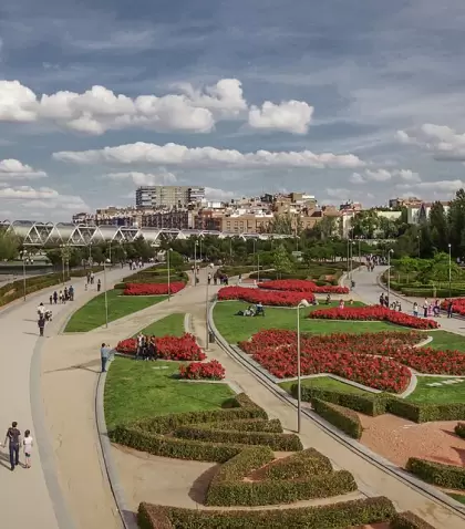 Vista urbana de Madrid en junio, cuando el calor ya invita a llevar ropa ligera y caminar la ciudad con m�s calma.