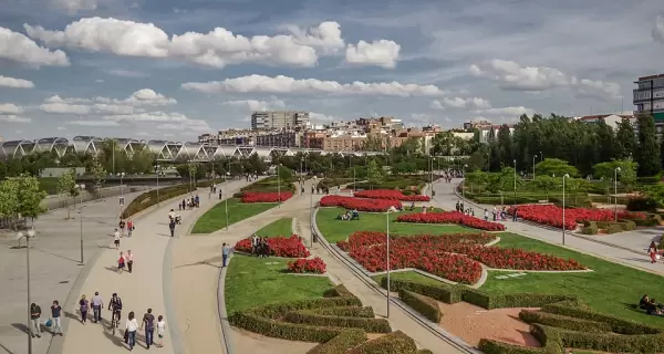 Vista urbana de Madrid en junio, cuando el calor ya invita a llevar ropa ligera y caminar la ciudad con m�s calma.