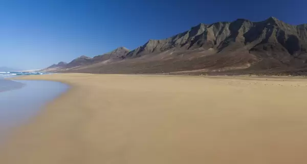 Playas inmensas, paisajes abiertos y clima de verano: Fuerteventura ofrece en junio una de las experiencias m�s equilibradas de las Islas Canarias.