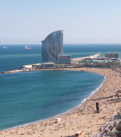 Barcelona en junio: playa urbana, buen clima y ambiente ideal para ir al mar sin tanta gente.