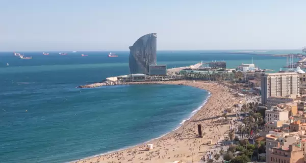 Barcelona en junio: playa urbana, buen clima y ambiente ideal para ir al mar sin tanta gente.