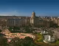 Vista panor�mica del centro de Barcelona en junio con edificios hist�ricos y ambiente urbano.