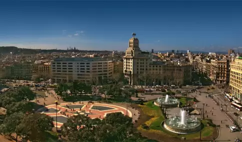 Vista panor�mica del centro de Barcelona en junio con edificios hist�ricos y ambiente urbano.