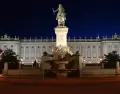 Las noches c�lidas revelan un Madrid monumental, iluminado y lleno de vida urbana.