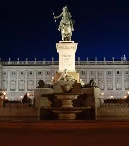 Las noches c�lidas revelan un Madrid monumental, iluminado y lleno de vida urbana.
