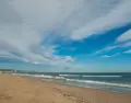 La arena ya tiene ambiente de verano y el Mediterr�neo invita al ba�o.