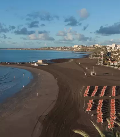 La playa ya tiene ritmo de verano, pero todav�a conserva espacio y tranquilidad para disfrutar la isla con m�s comodidad.