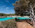 Las calas todav�a ofrecen espacio antes de la llegada masiva de turistas.
