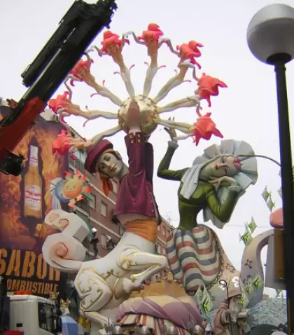 Calles llenas, monumentos gigantes y d�as donde Alicante vive la fiesta.