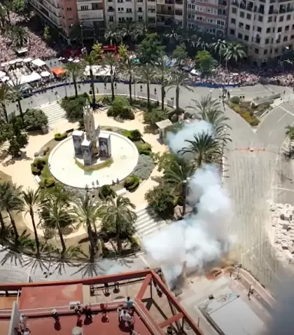 Plaza de los Luceros durante una masclet� de Hogueras