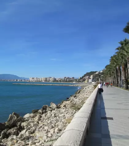 Paseo junto al Mediterr�neo, sol de junio y una M�laga que ya se siente plenamente veraniega.