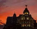 Al caer la tarde, el calor afloja y Madrid se vuelca a terrazas, parques y paseos largos bajo una luz dorada que anuncia la llegada del verano.