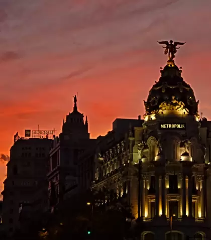 Al caer la tarde, el calor afloja y Madrid se vuelca a terrazas, parques y paseos largos bajo una luz dorada que anuncia la llegada del verano.