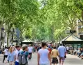 Junio invita a recorrer Barcelona con ropa ligera, calzado c�modo y una maleta pr�ctica para combinar ciudad, playa y noches al aire libre.