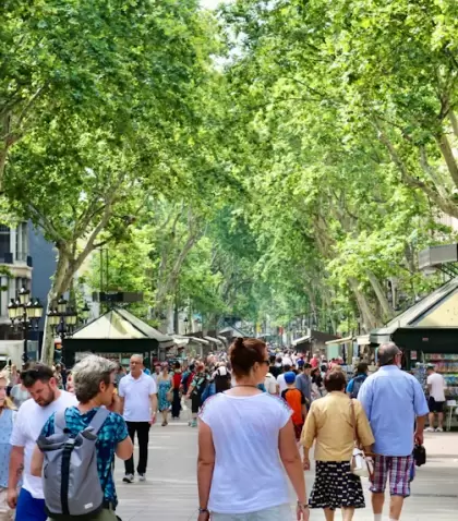 Junio invita a recorrer Barcelona con ropa ligera, calzado c�modo y una maleta pr�ctica para combinar ciudad, playa y noches al aire libre.