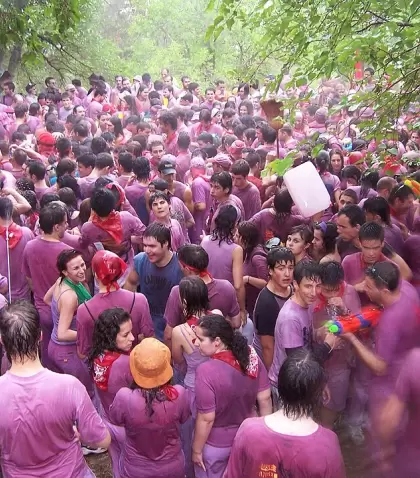 Participantes de la Batalla del Vino de Haro en los Riscos de Bilibio.