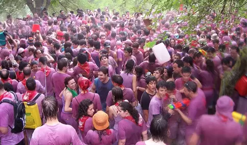 Participantes de la Batalla del Vino de Haro en los Riscos de Bilibio.