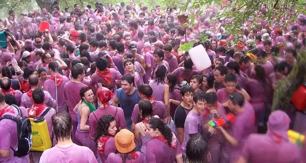 Participantes de la Batalla del Vino de Haro en los Riscos de Bilibio.