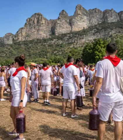 Participantes de la Batalla del Vino de Haro antes de empezar.