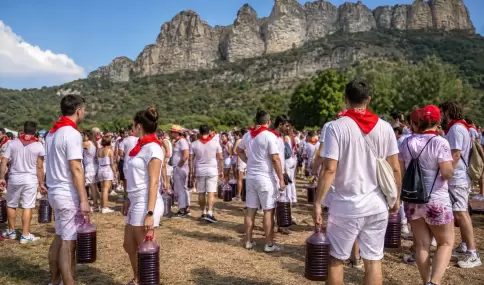 Participantes de la Batalla del Vino de Haro antes de empezar.