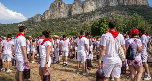 Participantes de la Batalla del Vino de Haro antes de empezar.