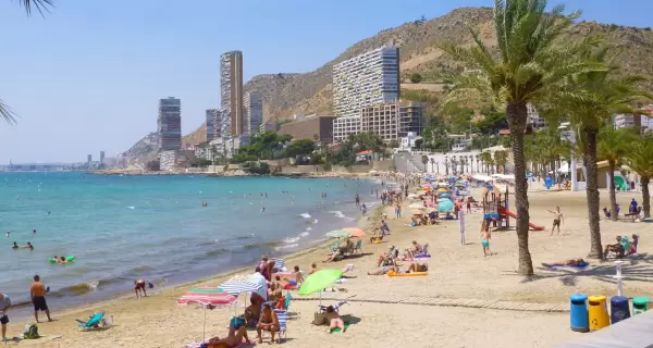 Playa de la Albufereta en Alicante.