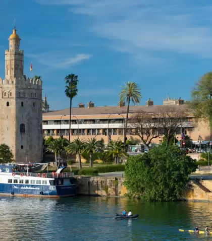 Las orillas del Guadalquivir ofrecen mejores paseos cuando baja el sol.