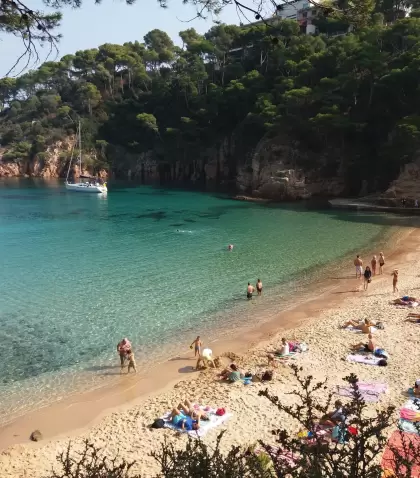 Cala de la Costa Brava en julio.