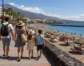 Familia caminando por una playa c�moda de Tenerife en verano.
