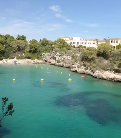 Cala mediterr�nea balear en verano.