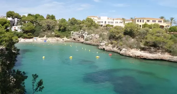 Cala mediterr�nea balear en verano.
