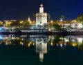 Vista nocturna de Sevilla junto al Guadalquivir.