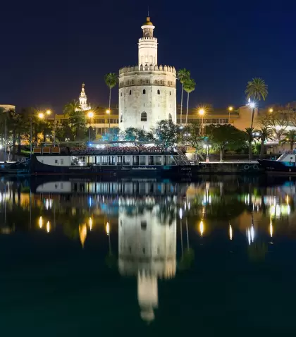 Vista nocturna de Sevilla junto al Guadalquivir.