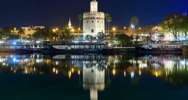 Vista nocturna de Sevilla junto al Guadalquivir.