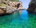 Cala de Menorca en verano con agua turquesa.