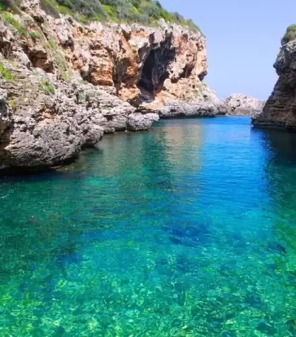 Cala de Menorca en verano con agua turquesa.