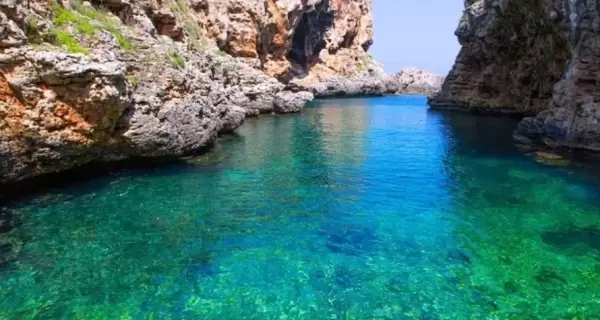 Cala de Menorca en verano con agua turquesa.