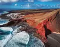 Playa de Lanzarote en verano con paisaje volc�nico y mar azul.