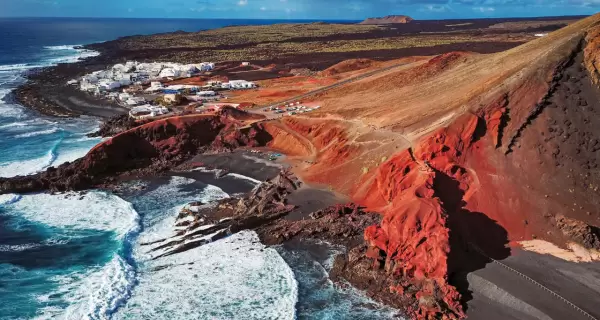Playa de Lanzarote en verano con paisaje volc�nico y mar azul.