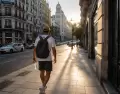 Turista caminando por Madrid en verano.