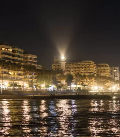 Vista nocturna elegante de Marbella.