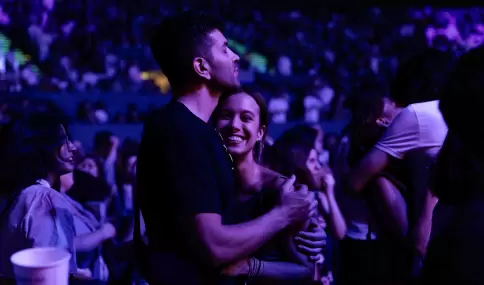 Pareja disfrutando del concierto nocturno de verano en Madrid.